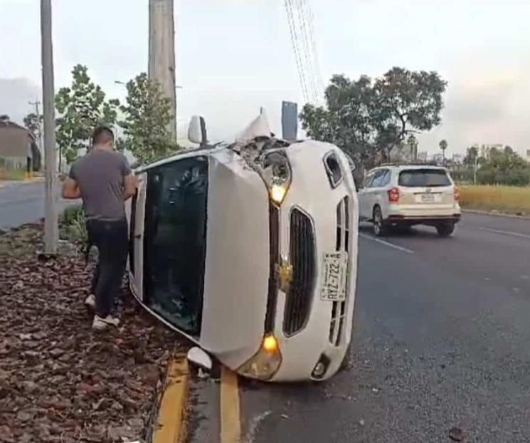 Vuelca auto en Morones Prieto