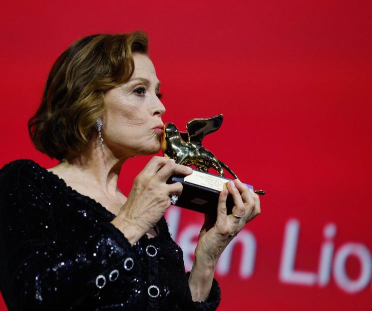 Recibe Sigourney Weaver el León de Oro en Festival de Venecia