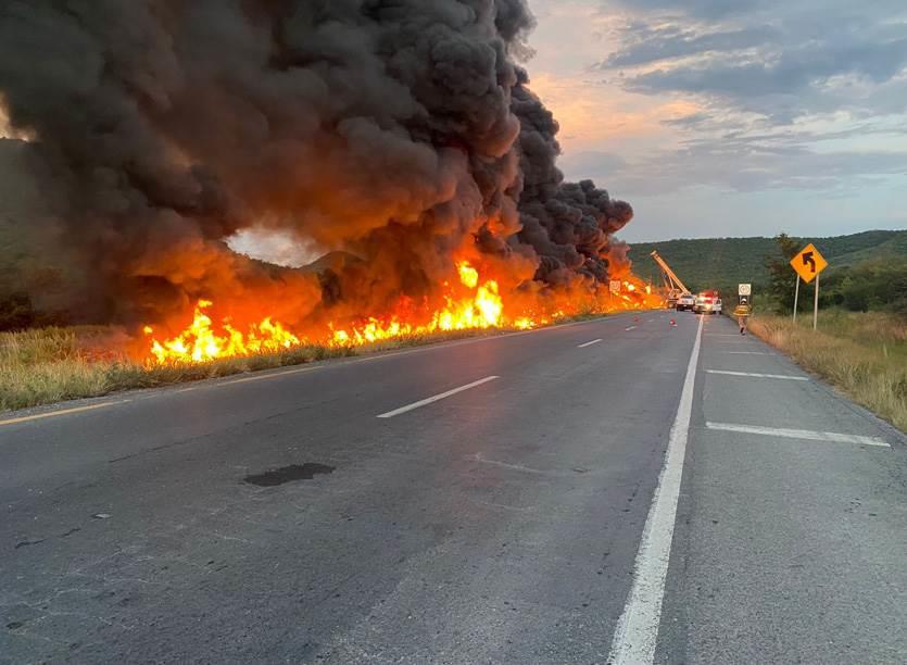 Vuelca tráiler y se incendia