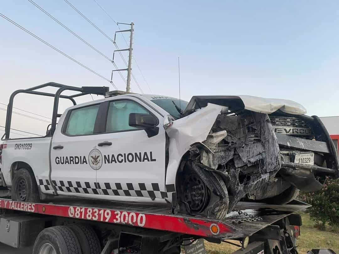 Dos elementos de la Guardia Nacional, terminaron con diversas lesiones, al chocar su unidad contra un muro de contención en el municipio de García, Nuevo León.