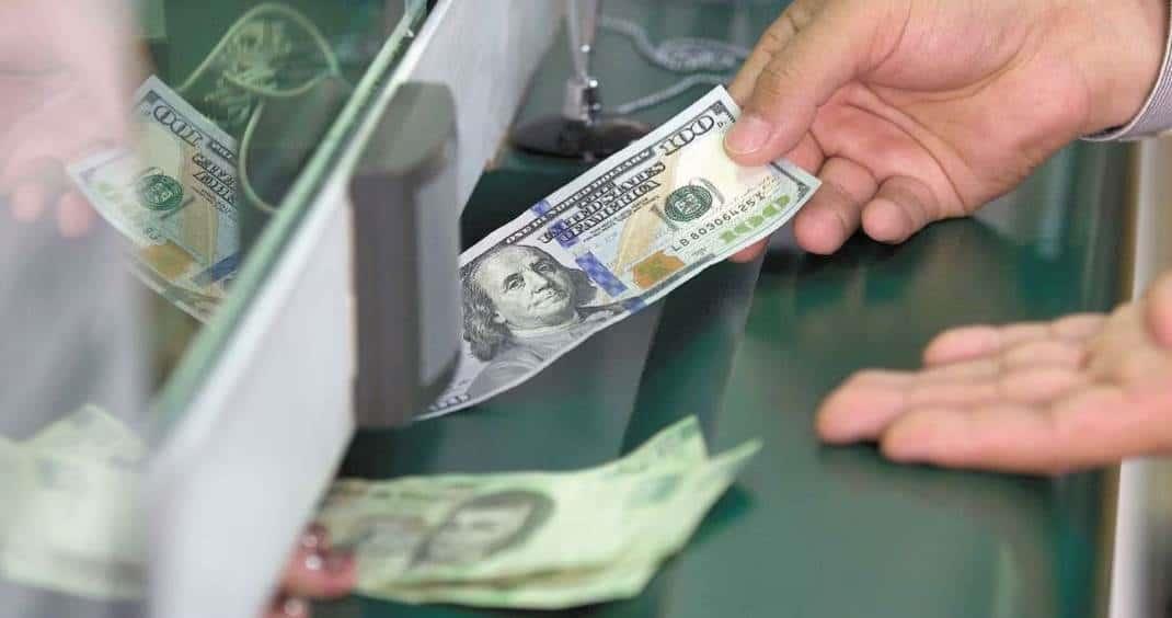 Peso liga tres meses de pérdidas frente al dólar en agosto