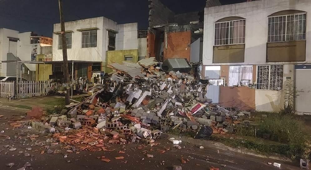 Se derrumba casa en Juárez, hay 2 heridos