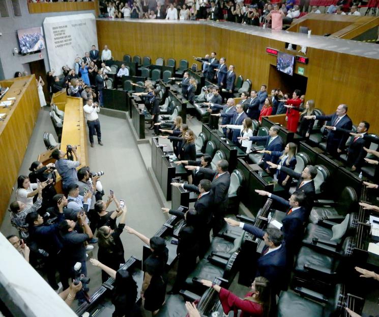 Entre protestas e insultos rinden protesta diputados