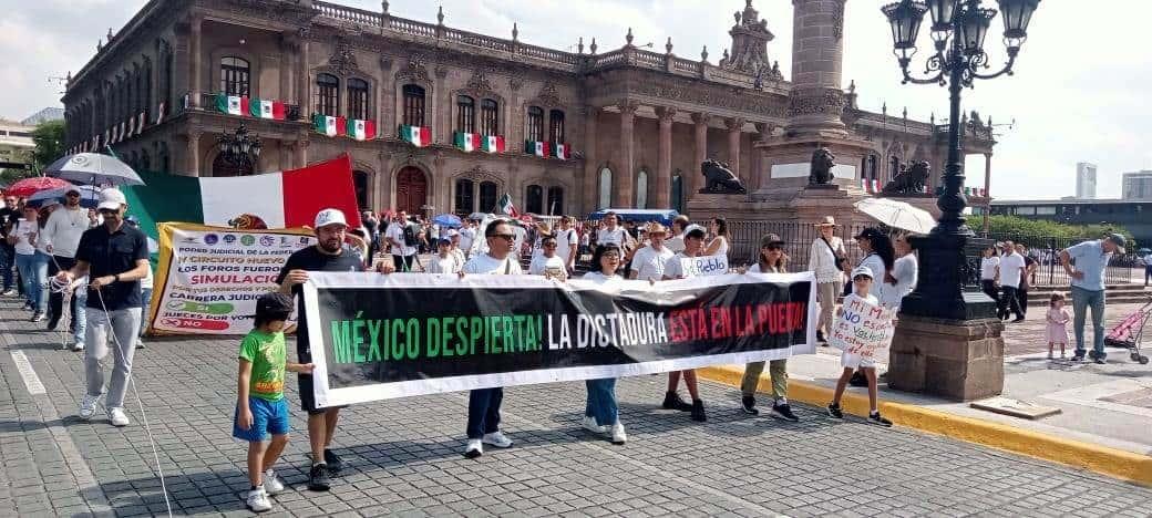 Protestan empleados del PJF acompañados de sus familias