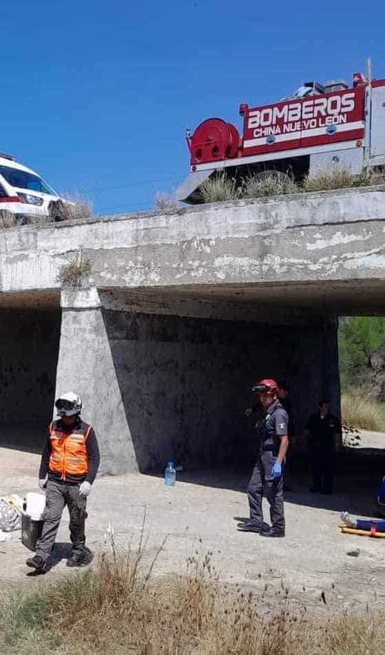 Un hombre perdió la vida en el interior de una clínica, luego de participar en un accidente, al volcar su automóvil en el municipio de General Bravo.