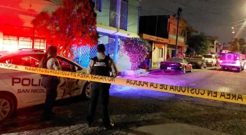 Una persona sin vida y dos lesionados, fue el saldo que dejó un ataque realizado por un comando armado en la Colonia Cuatro de Octubre, en el municipio de San Nicolás.