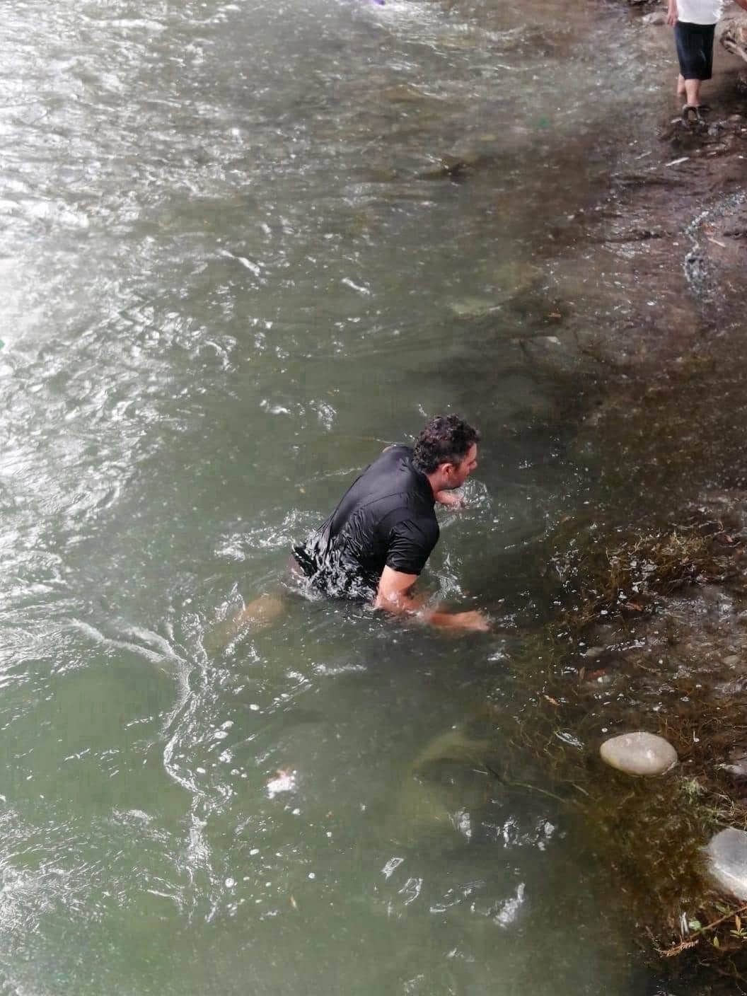 Elementos de Protección Civil del municipio de Allende, lograron rescatar a una niña de diez años, que estuvo a punto de ahogarse en el interior del Río Ramos en dicha localidad.