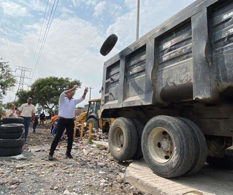 Apoya Jesús Nava en labores de limpieza y desazolve en SC