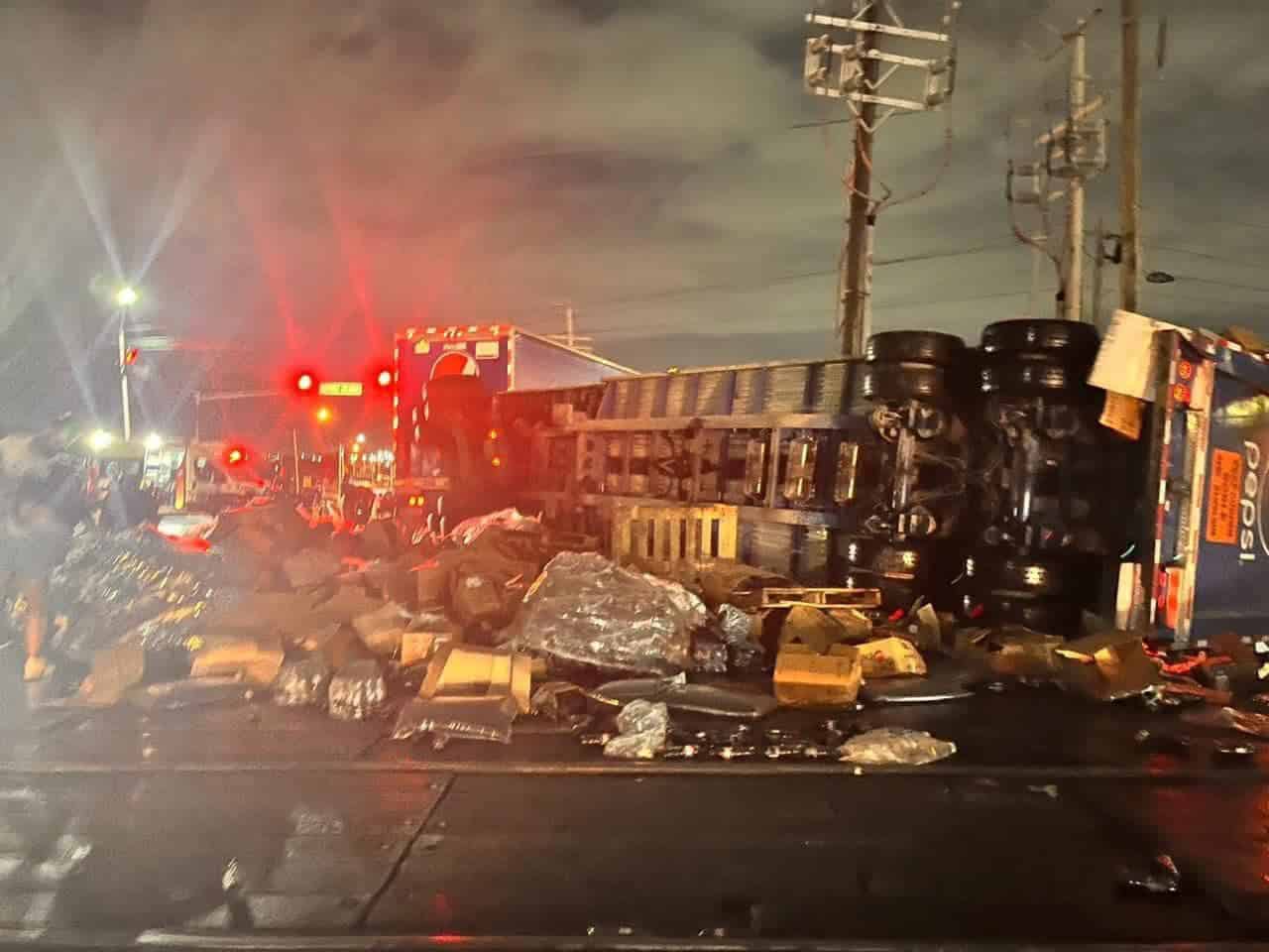 La caja de un tráiler, terminó destrozada, luego de ser impactada por el ferrocarril en un crucero ubicado cerca del Parque Industrial Monterrey, en el municipio de Apodaca.