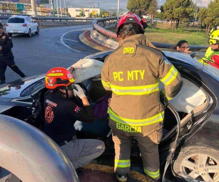 Quedan prensadas madre e hija tras choque