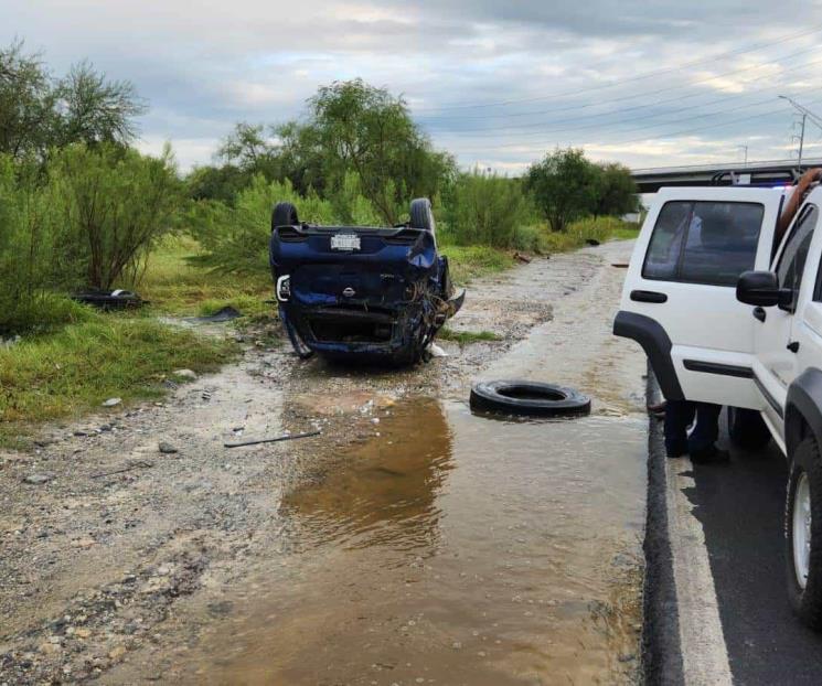 Vuelca tras pasar por charco