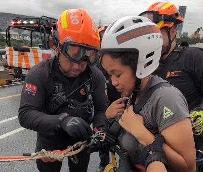 Rescatan a pareja en el Río Santa Catarina