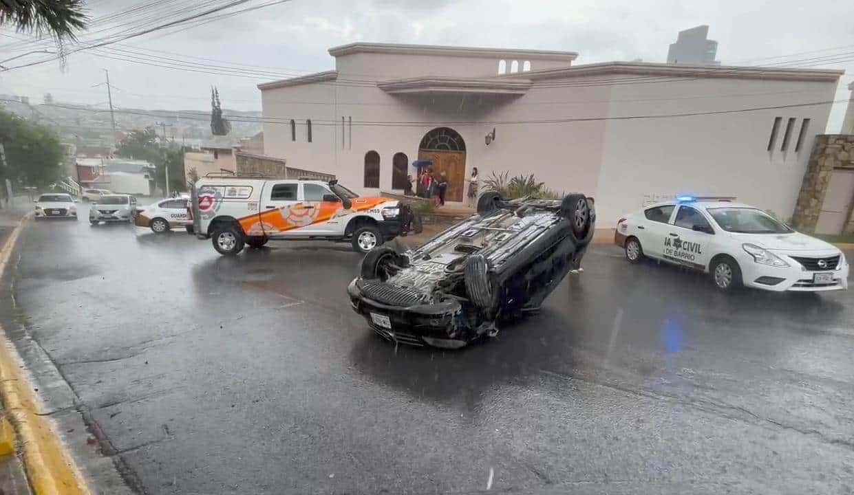 El aparente exceso de velocidad y un presunto encharcamiento a causa de la lluvia, ocasionaron que el conductor de un vehículo volcara en la Autopista al Aeropuerto, ayer municipio de Apodaca.