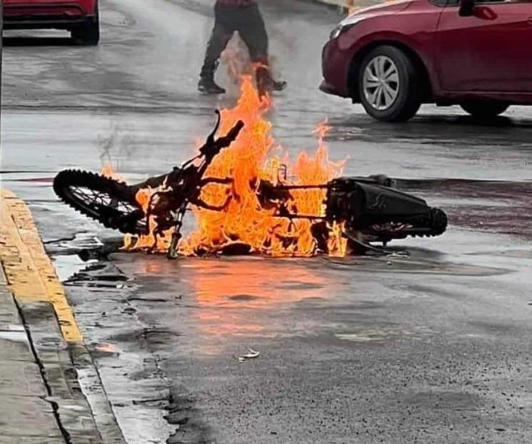 Derrapa y se incendia su moto