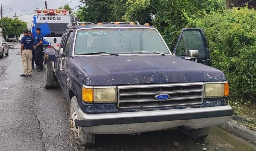 Encuentran cadáver dentro de camioneta