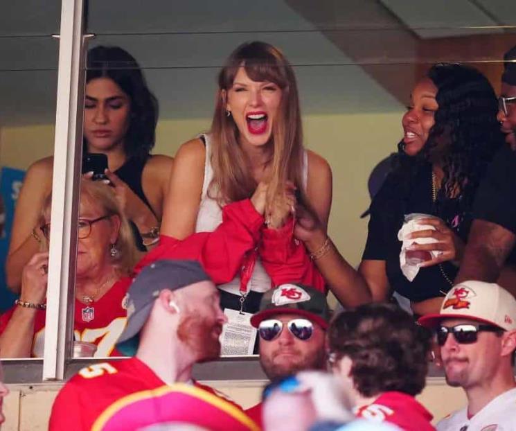 Asiste Taylor Swift a partido inaugural de los Chiefs en la NFL.