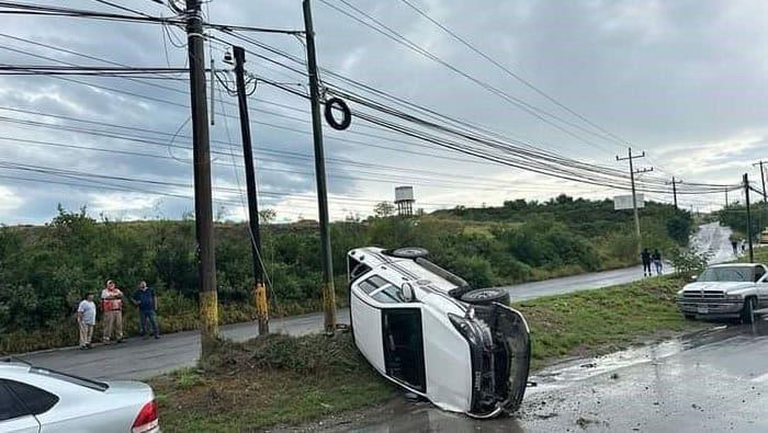 Vuelca camioneta de AyD