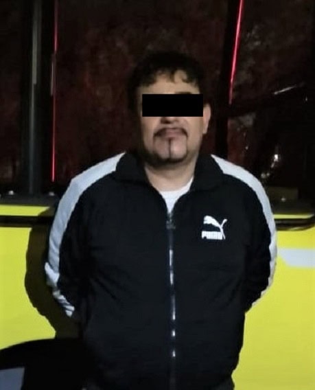 Un hombre que se encontraba ingiriendo bebidas embriagantes en la vía pública, fue detenido por oficiales de la Policía de Monterrey, luego de que le encontraron un arma de fuego, con nueve cartuchos hábiles, en el centro de la ciudad.