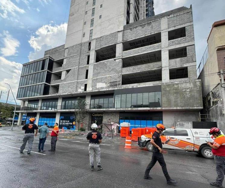 Pierde la vida mujer al caerle barda encima