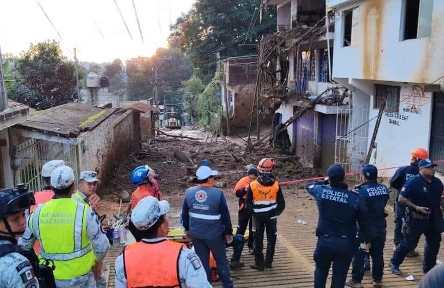 Deslave de cerro sepulta a una familia en Xalapa, Veracruz