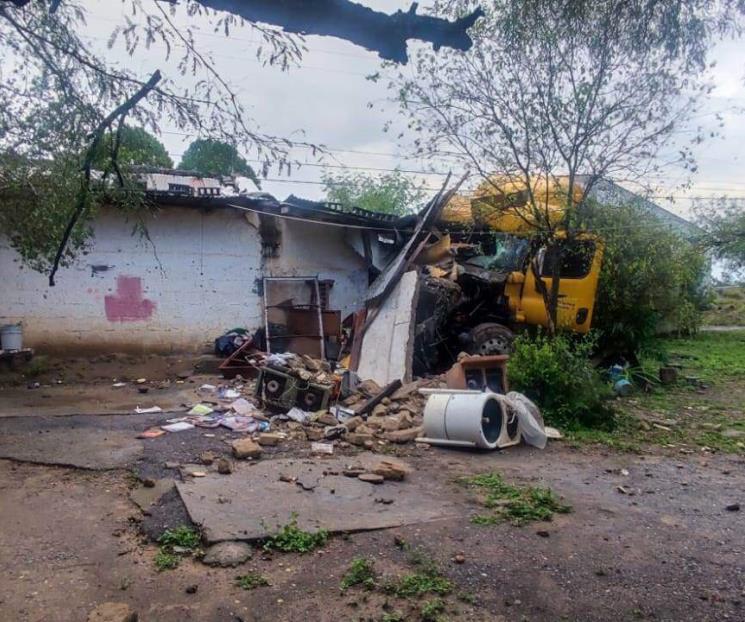 Impacta tráiler vivienda en Hualahuises