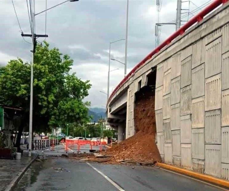 Caen pavimento y tubos de puente en Morones Prieto