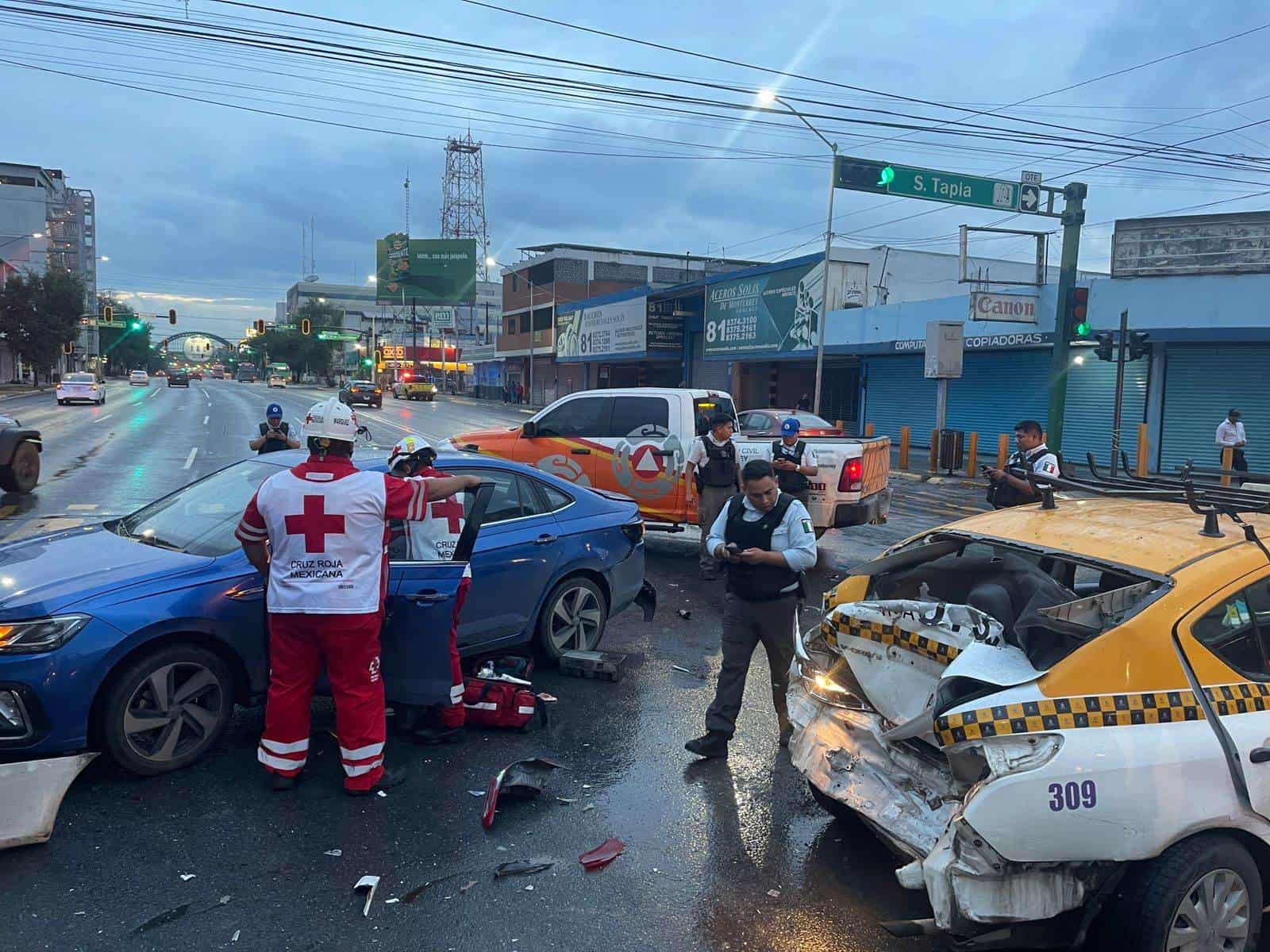 Dos lesionados y daños materiales, dejó el choque múltiple entre dos unidades de alquiler, un transporte urbano, un vehículo y una unidad de la policía municipal, ayer en el centro de Monterrey.