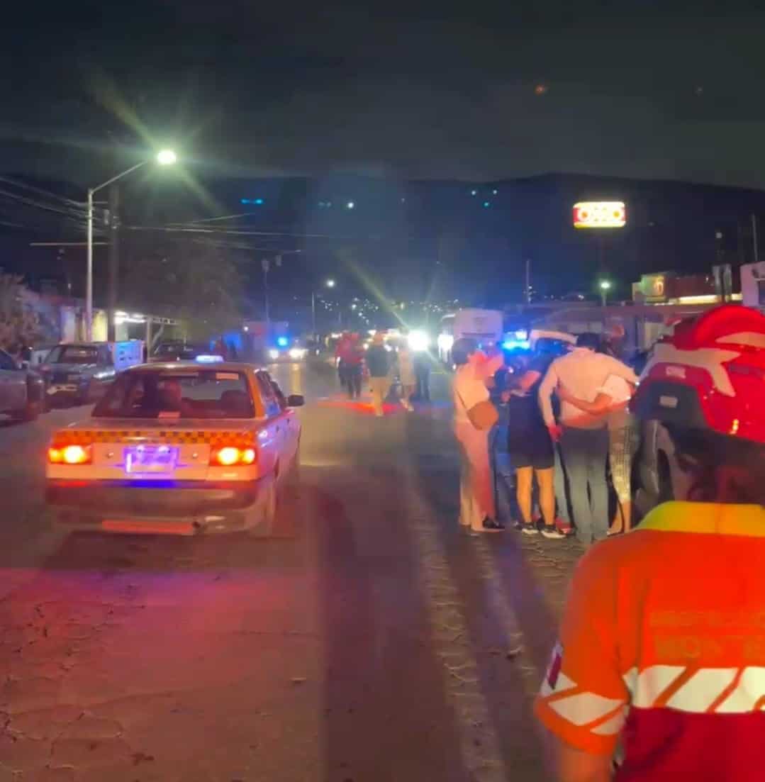 Una mujer fue arrollada y muerta la noche del viernes por el operador de un camión urbano, al norte de la Monterrey.