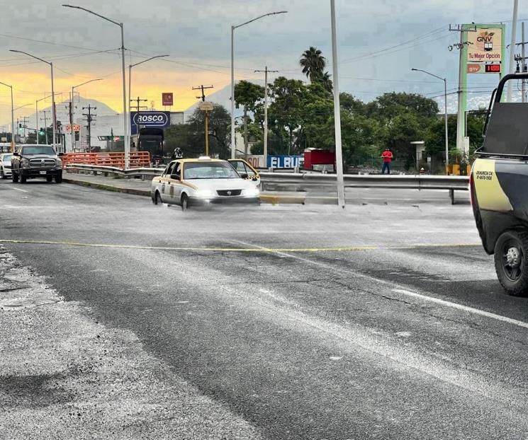 Atacan a pasajeros de taxi en Santa Catarina, hay un muerto