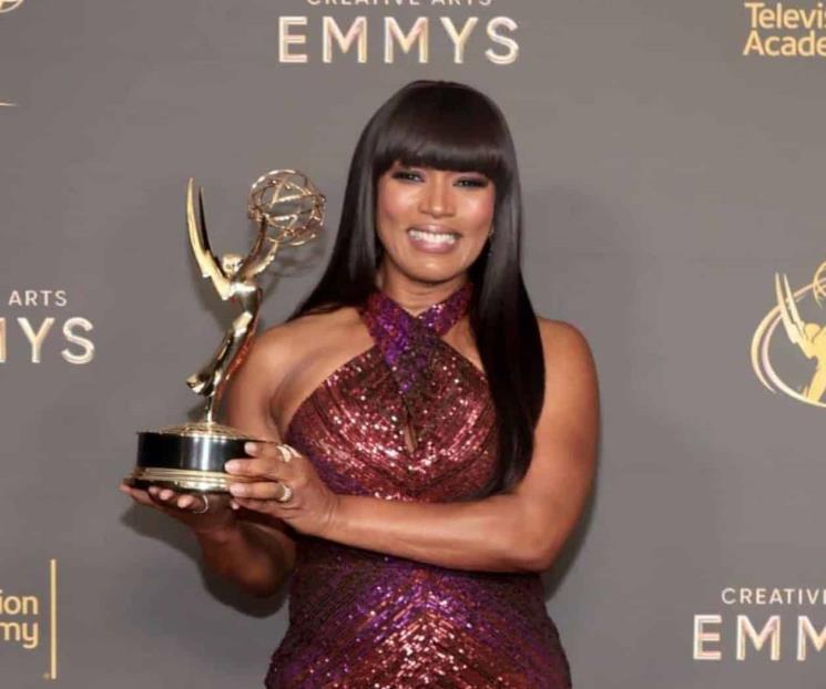 Angela Bassett gana su primer Emmy por narrar la serie "Queens"