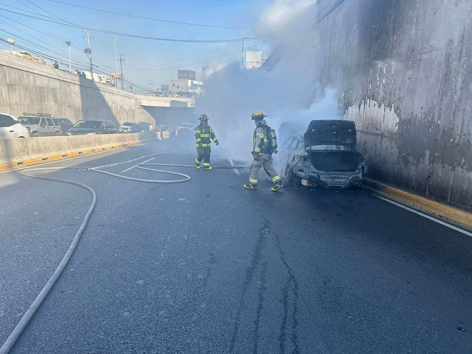 Luego de recorrer con su vehículo en llamas por una de las principales avenidas del poniente de la ciudad, el auto fue consumido en su totalidad.