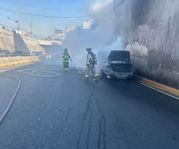 Arde auto en Cumbres