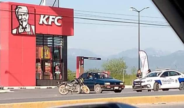 Un motociclista terminó con lesiones graves, luego de ser impactado, por un automóvil en calles de la Colonia Palmanova, en el municipio de Cadereyta.