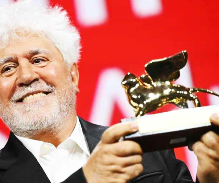 Obtiene Pedro Almodóvar el León de Oro y defiende la eutanasia