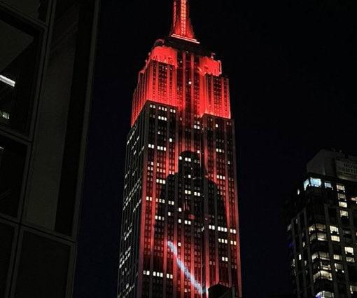 Empire State homenajea a actor que dio voz a Darth Vader