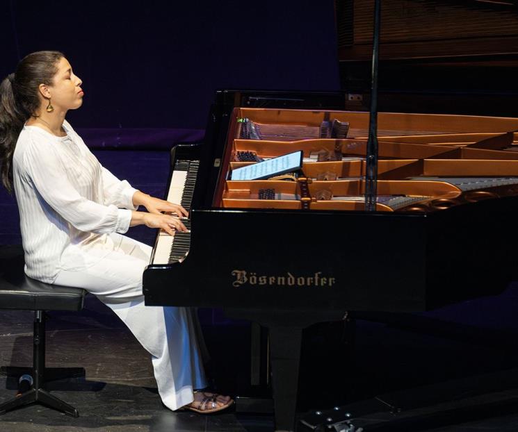 Emociona Célimène Daudet con su expresivo piano