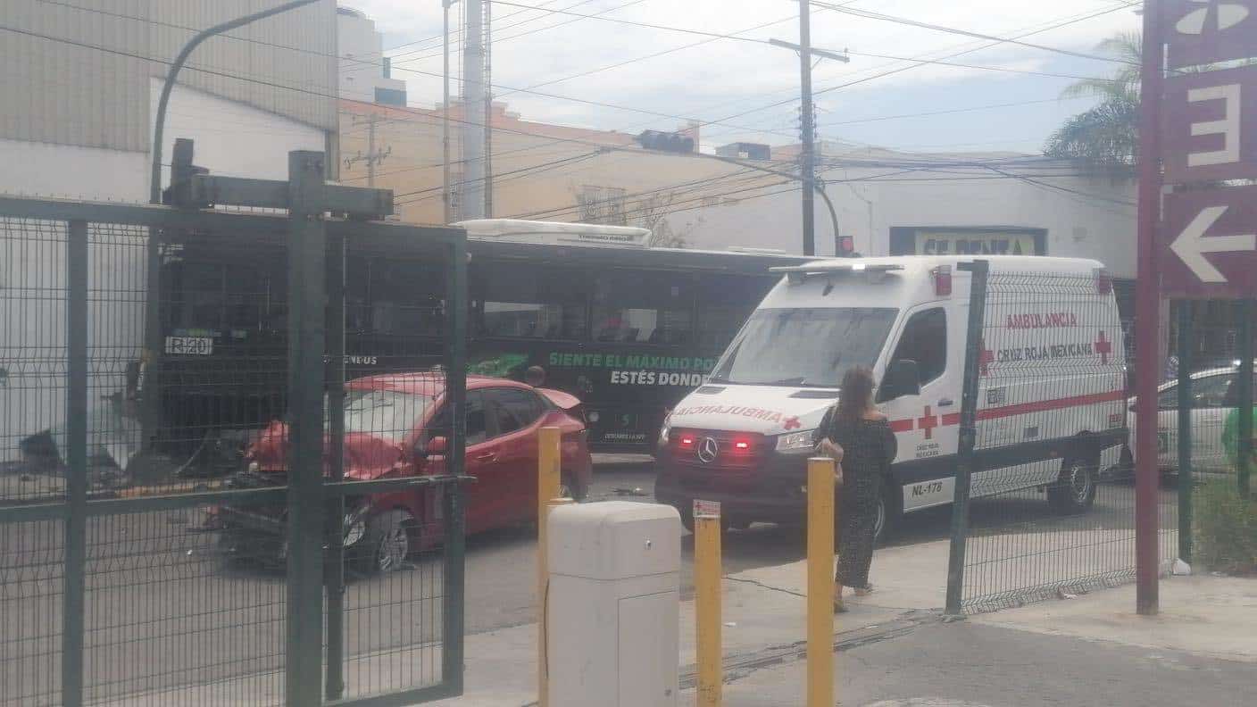 Diez personas lesionadas fue el saldo que dejó un choque de crucero entre un camión urbano y un automóvil particular, en calles del primer cuadro de la ciudad.