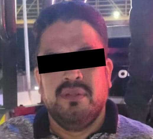 Dos hombres y dos mujeres fueron detenidos por elementos del Grupo de Reacción Inmediata de la Secretaría de Seguridad Pública y Vialidad de Santiago, luego de que salieron de un restaurante sin pagar y en su huida chocaron con dos patrullas de esta corporación.