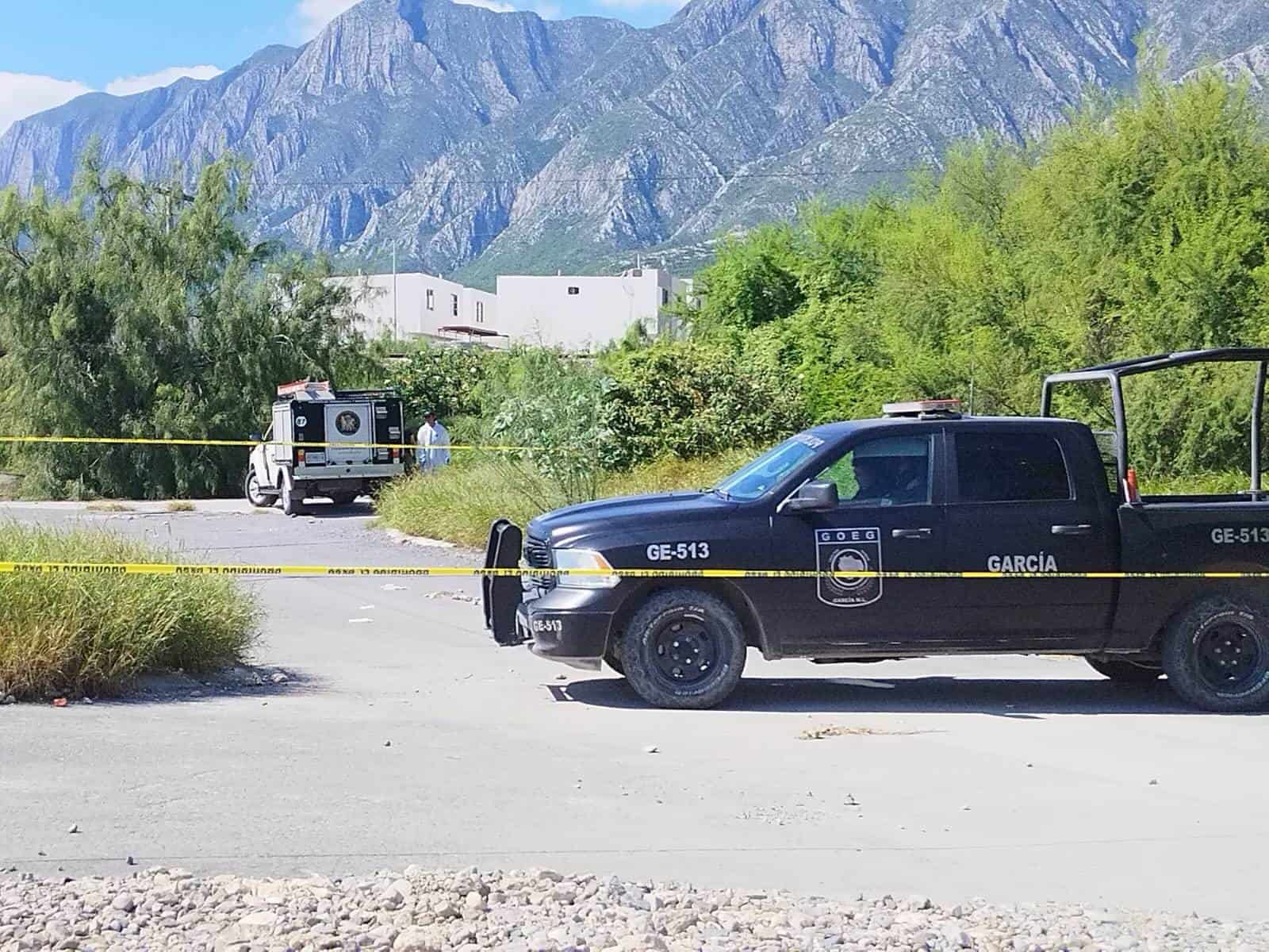 Una mujer fue ejecutada con el clásico tiro de gracia y su cuerpo abandonado cerca de las vías del ferrocarril dejándole un narcomensaje, sus verdugos se dieron a la fuga en García.