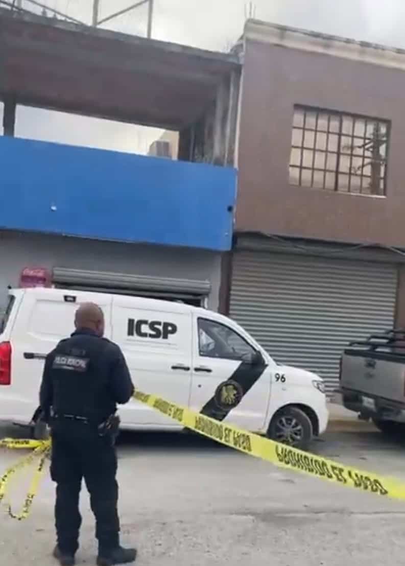 Luego se suscitarse un incendio dentro de un domicilio, una mujer fue hallada sin vida calcinada, agentes ministeriales investigan los hechos en Juárez.