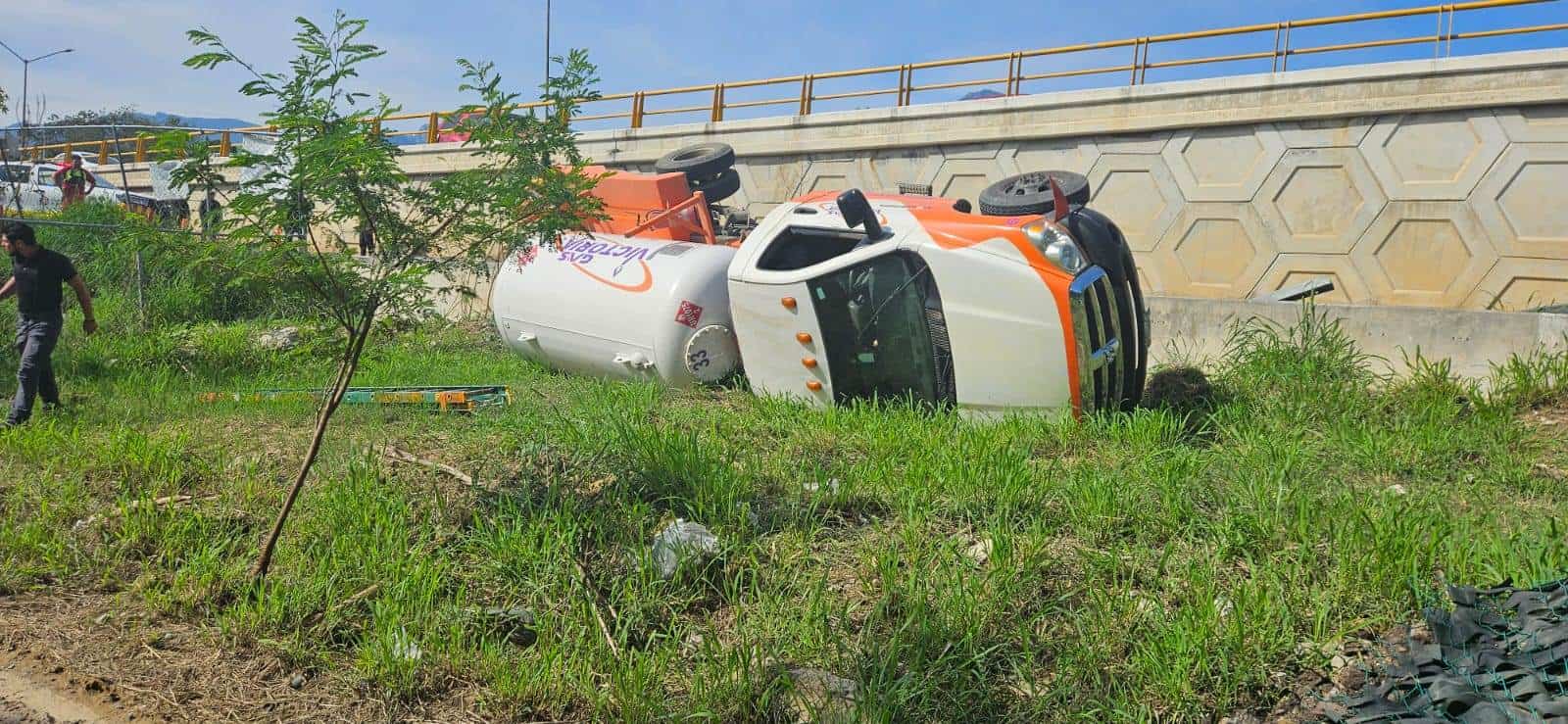 La volcadura de una pipa cargada con gas LP, movilizó a las autoridades ayer en la Carretera Nacional, municipio de Santiago, sin que se reportaran lesionados, únicamente la evacuación de domicilios aledaños.