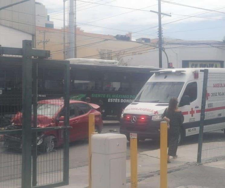 Deja choque entre camión y auto 10 lesionados