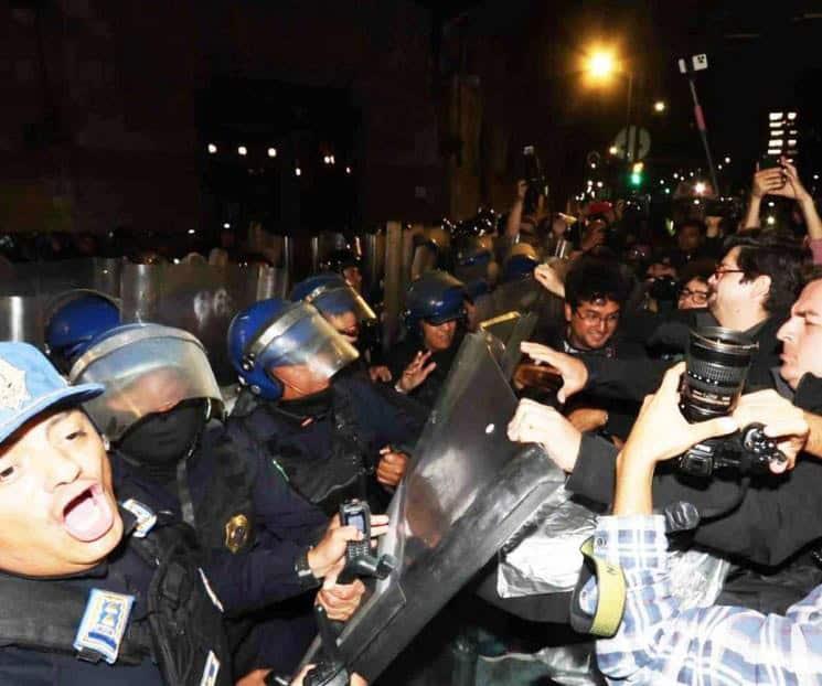 Se enfrentan manifestantes y policías