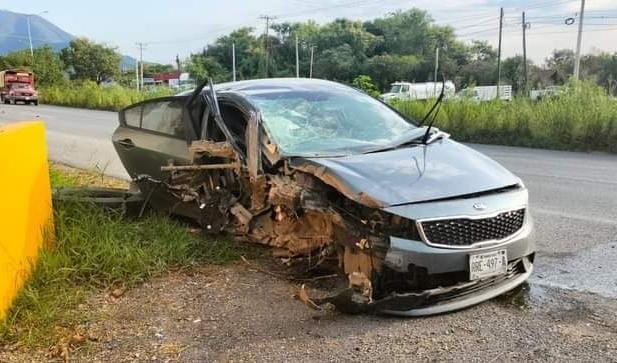 Luego de perder el control de su auto, al parecer por el exceso de velocidad, un conductor se estrelló contra un poste de concreto y resultó lesionado al igual que su acompañante, ayer en la Carretera Nacional, municipio de Allende.