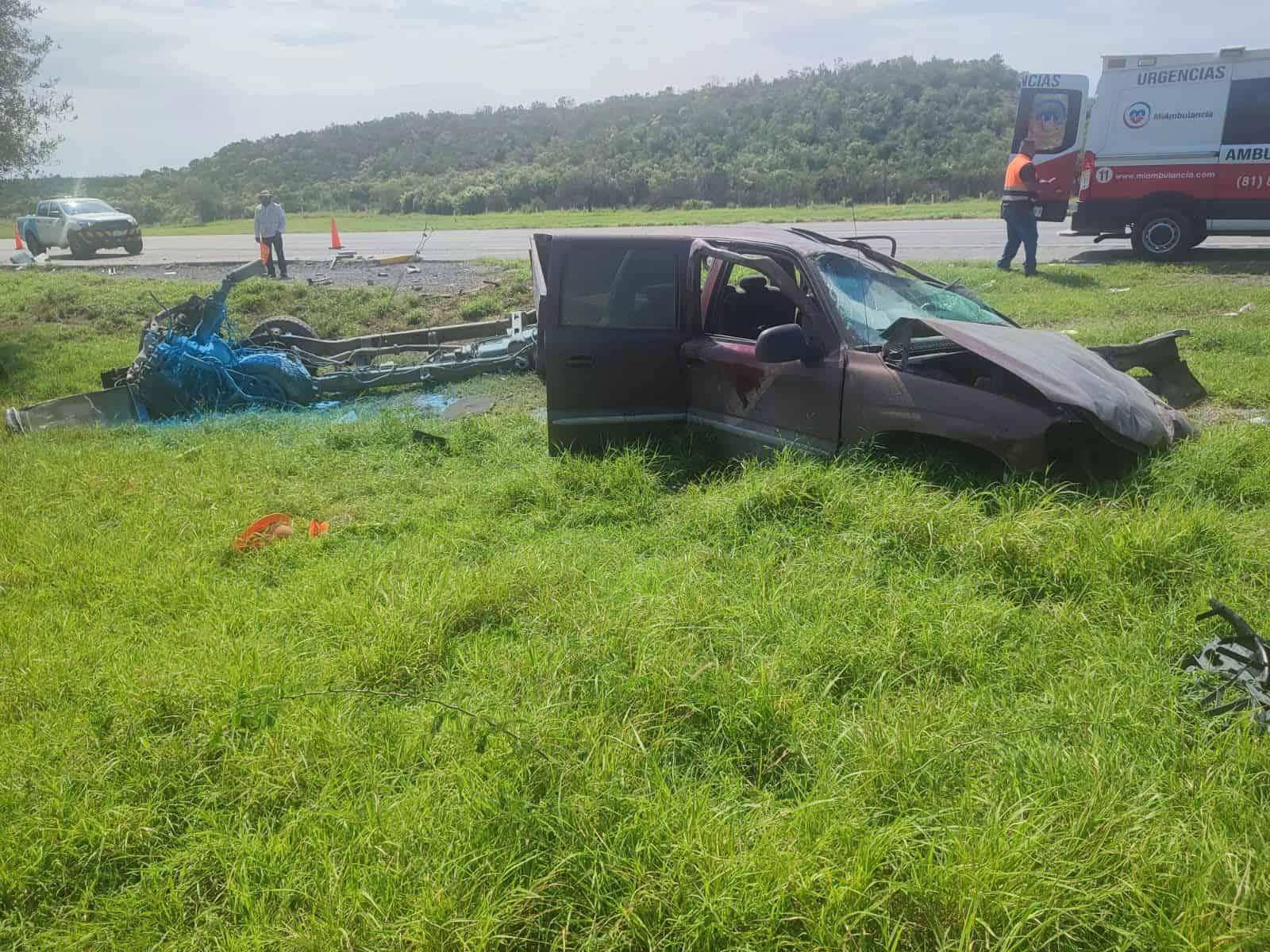 Un saldo de tres lesionados, dejó la volcadura de una camioneta que terminó en tres partes tras el accidente, ayer en la Autopista a Reynosa en el municipio de Los Ramones límites con Cadereyta.