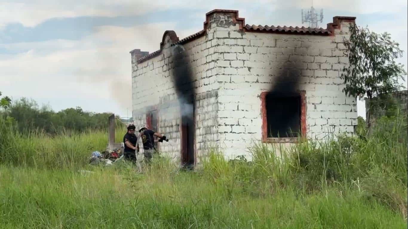 Un hombre con problemas de adicciones, provocó un incendio en una casa abandonada, que era utilizada por otros viciosos para protegerse de las inclemencias del tiempo, en el municipio de Allende, Nuevo León.