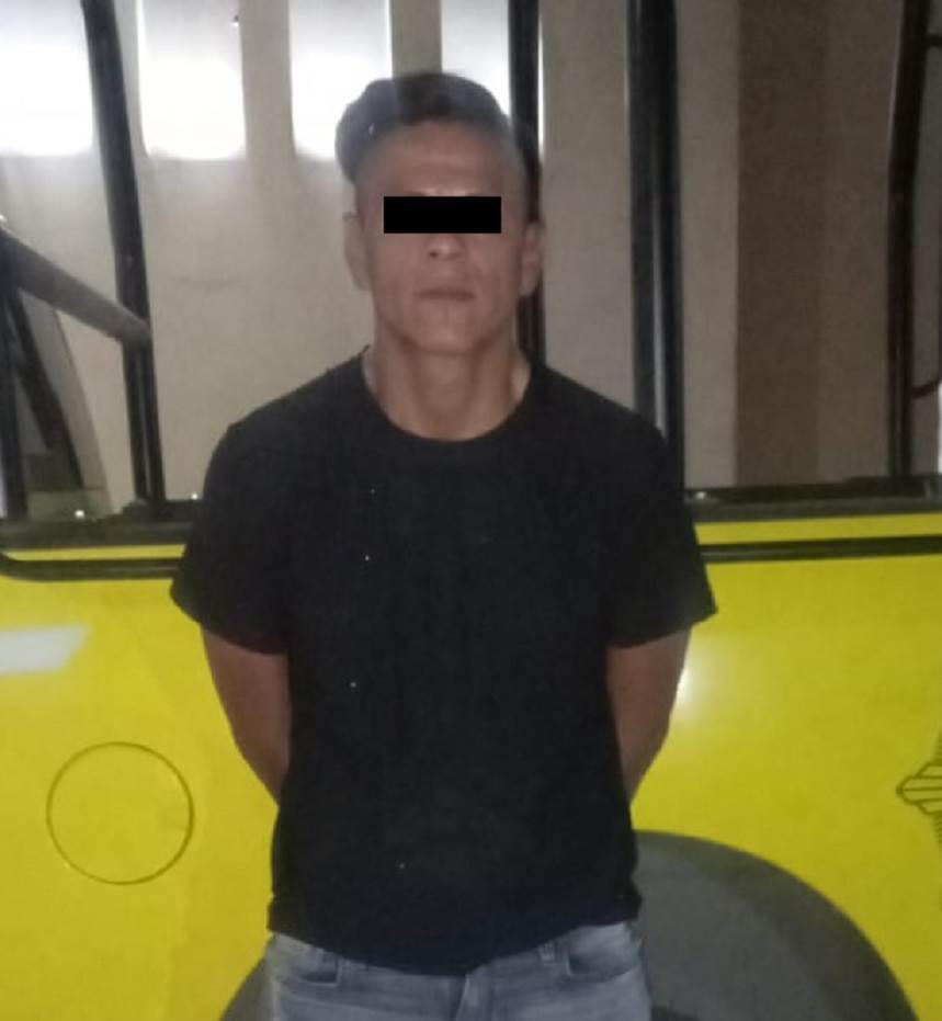 En el momento el que presuntamente se encontraba en actitud sospechosa, a bordo de una motocicleta con reporte de robo, un hombre fue detenido por oficiales de la Policía de Monterrey, la madrugada de ayer al oriente de la ciudad.