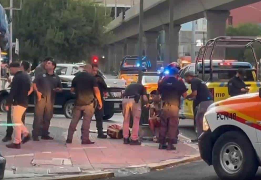 Tres hombres resultaron lesionados al ser baleados por un desconocido, quien presuntamente intentó asaltarlos al salir de un antro de vicio del primer cuadro de Monterrey.