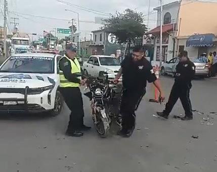 Impacta moto contra auto