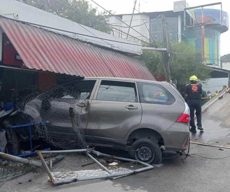 Pierde el control; se impacta contra restaurante